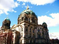 Pohled na Berliner Dom z okolních ulic